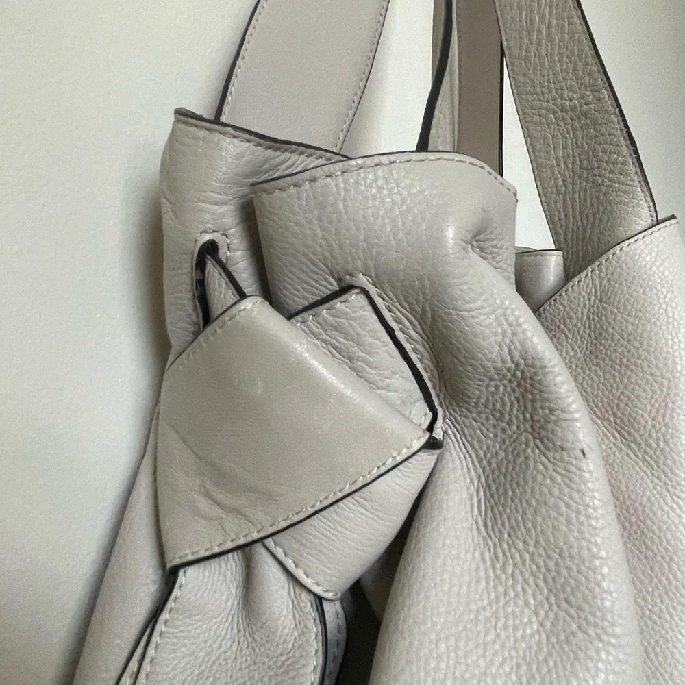 Vince Camuto⚡️XL Slouchy “Silver Cloud” Cyra Taupe Tote Bag - Picture 6 of 16